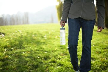 Glas-Trinkflasche, 650ml, inkl. Silikonüberzug und Straw Cap in raspberry